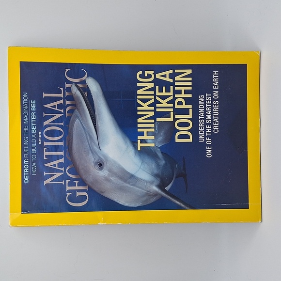 National Geographic thinking like a dolphin science book 2015 - Picture 1 of 8